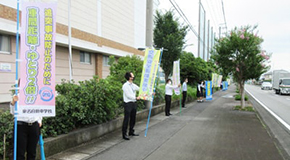藤枝西高等学校前にて『夏の交通安全県民運動』の交通安全活動を実施しました