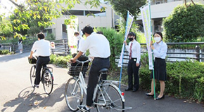 藤枝西高等学校前にて交通安全活動を実施しました