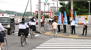 藤枝北高等学校前にて『夏の交通安全県民運動』の交通安全活動を実施