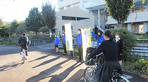 藤枝西高等学校前にて交通安全活動を実施