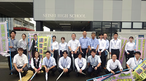 静清高等学校前にて『夏の交通安全県民運動』の立哨活動を実施 写真
