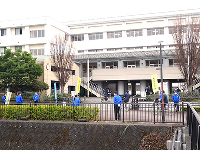 藤枝西高等学校の裏門の通学路
