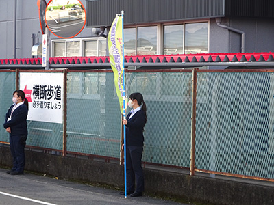 東名自動車学校の横断歩道の看板前