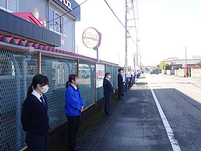 東名自動車学校の横断歩道の看板前