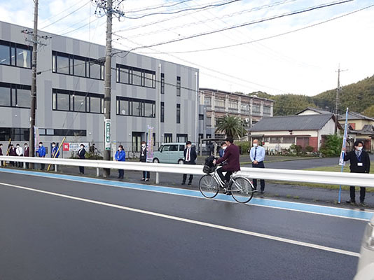 静清高等学校校舎前の通学路