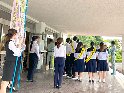 藤枝北高等学校校舎前の通学路