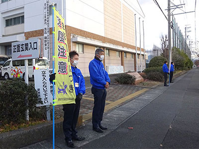 藤枝西高等学校校舎の正門前