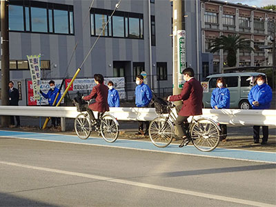 静清高等学校校舎前の通学路