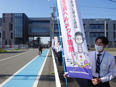 静清高等学校の校舎前の通学路