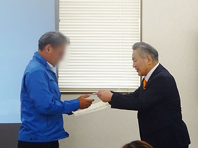 代表者へ「ほめ達検定３級」認定証が手渡されました