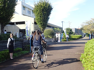 藤枝西高等学校の通用門前の通学路