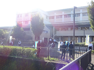 藤枝西高等学校の通用門前