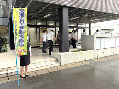静清高等学校の校舎前
